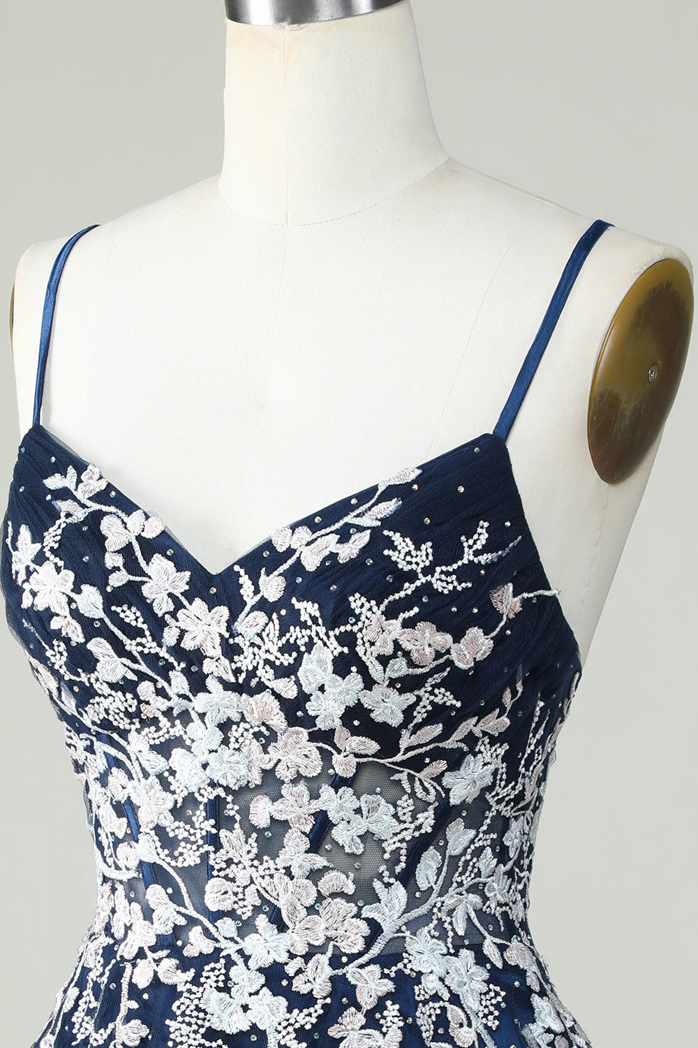 Dusty Sage Spaghetti stropper Homecoming kjole med Criss Cross Back
