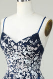 Dusty Sage Spaghetti stropper Homecoming kjole med Criss Cross Back