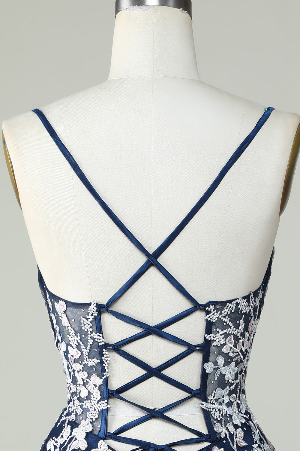 Dusty Sage Spaghetti stropper Homecoming kjole med Criss Cross Back
