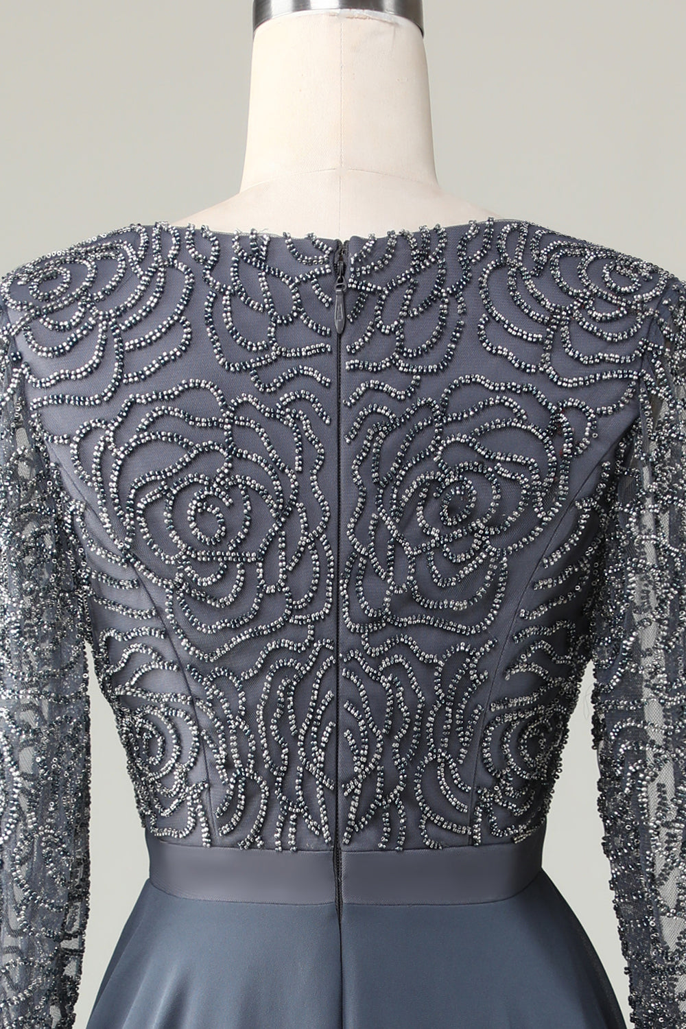 En linje eukalyptus V-hals beaded lange ermer brudepike kjole