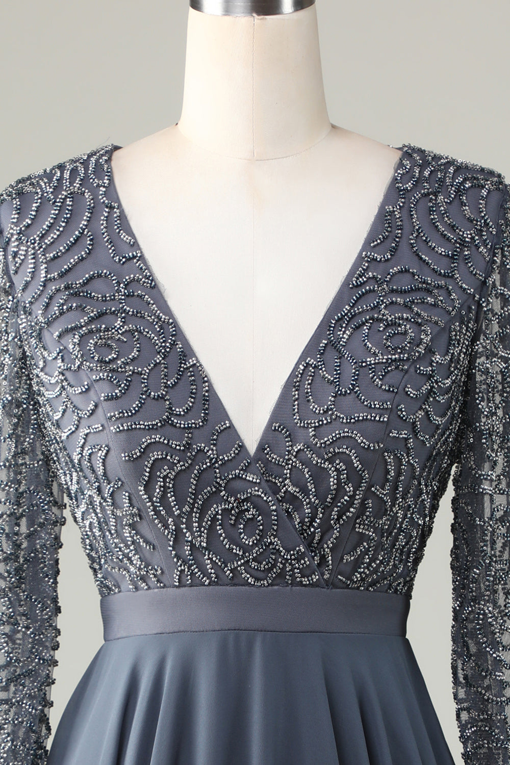 En linje eukalyptus V-hals beaded lange ermer brudepike kjole