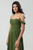 Av skulderen A Line Olive Bridesmaid kjole med Slit