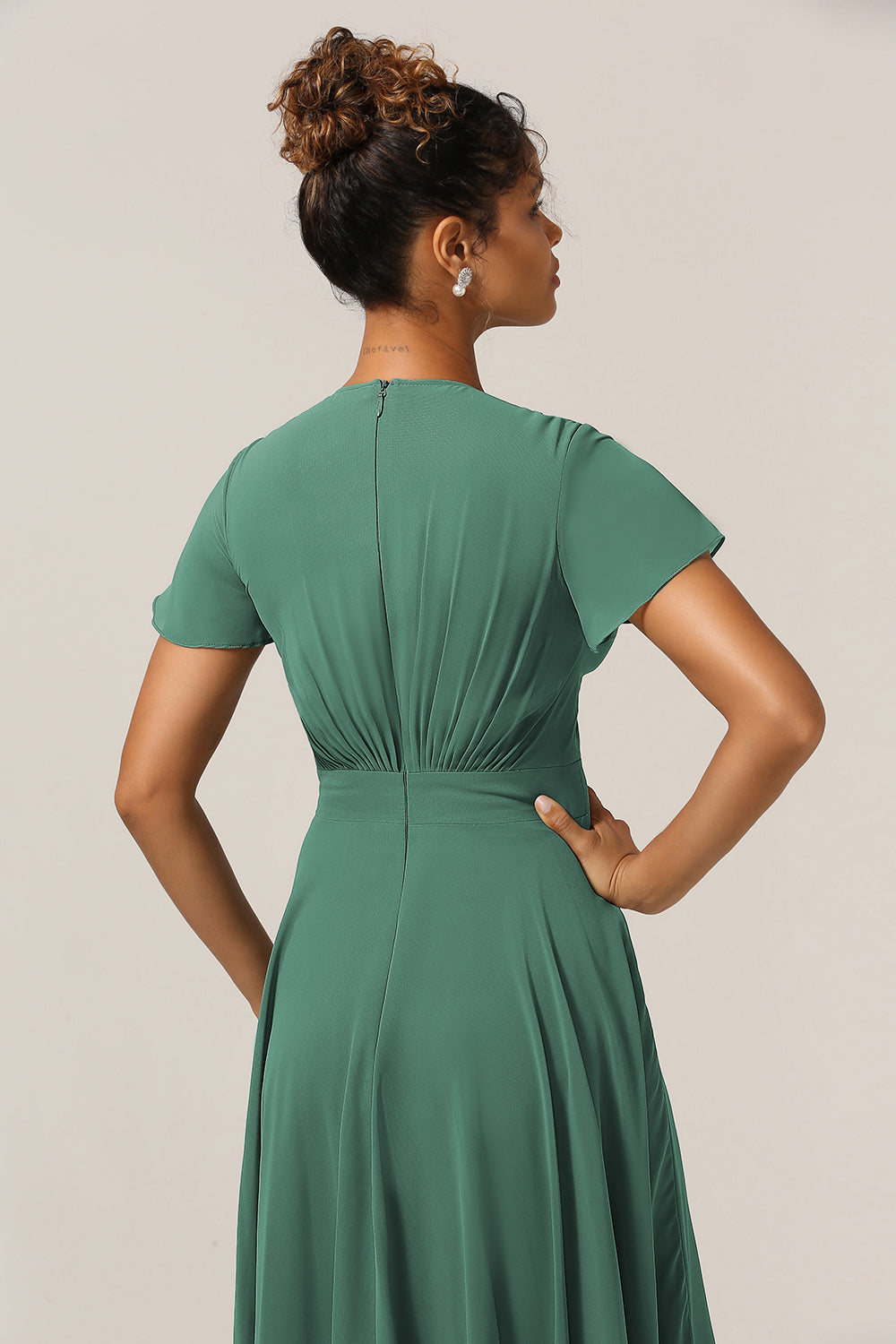 Chraming A Line V-hals korte ermer Eukalyptus brudepike kjole med sløyfe