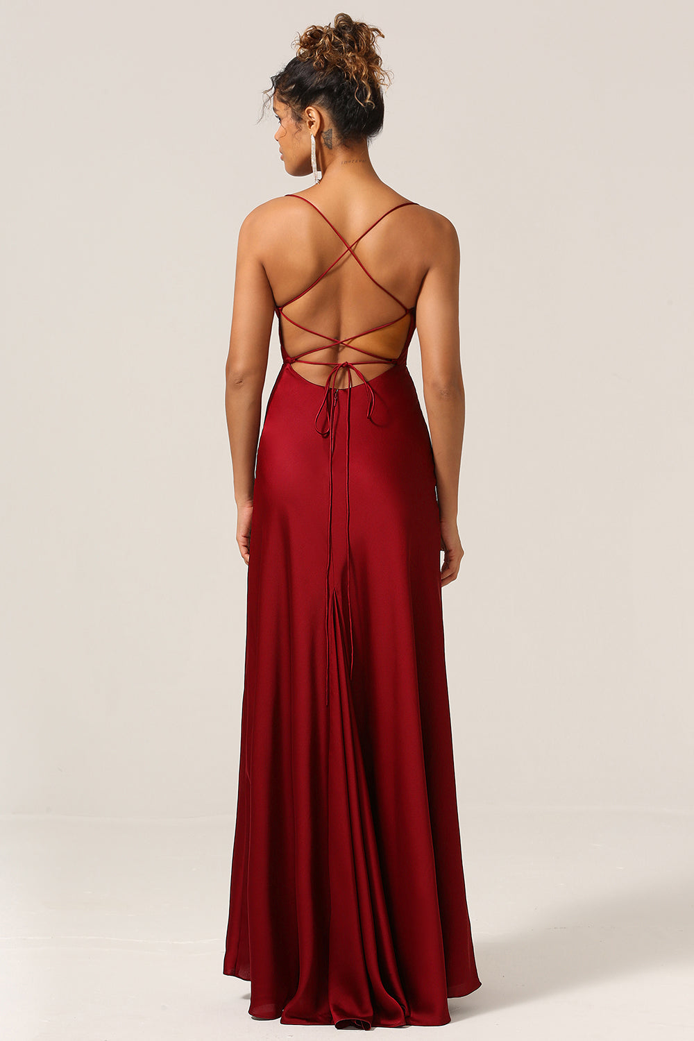 Enkel A Line Lace-Up Back Burgunder Long Bridesmaid kjole med Criss Cross Back