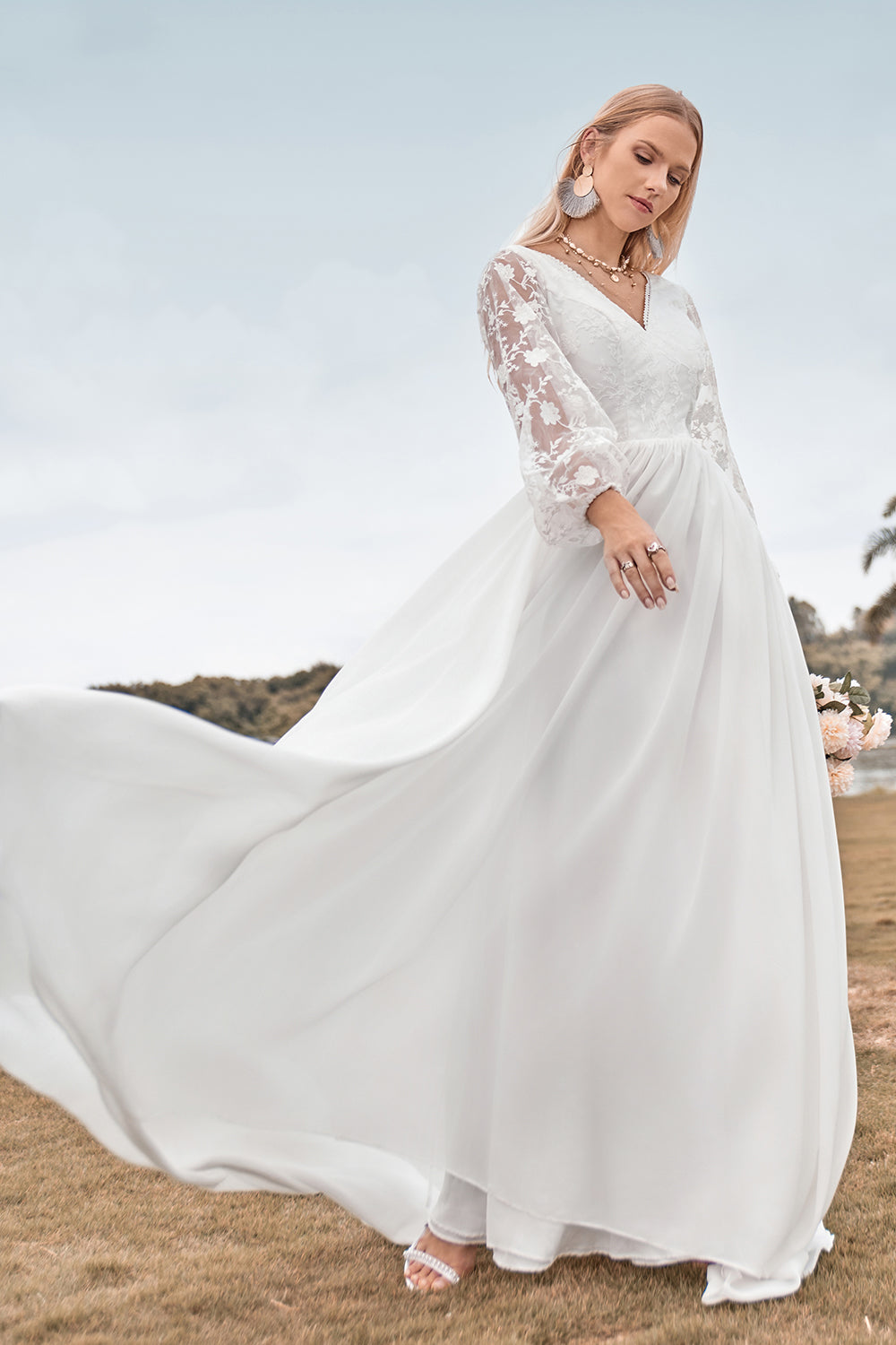 En linje V Neck Ivory Chiffon Sweep Train Boho brudekjole med blonder