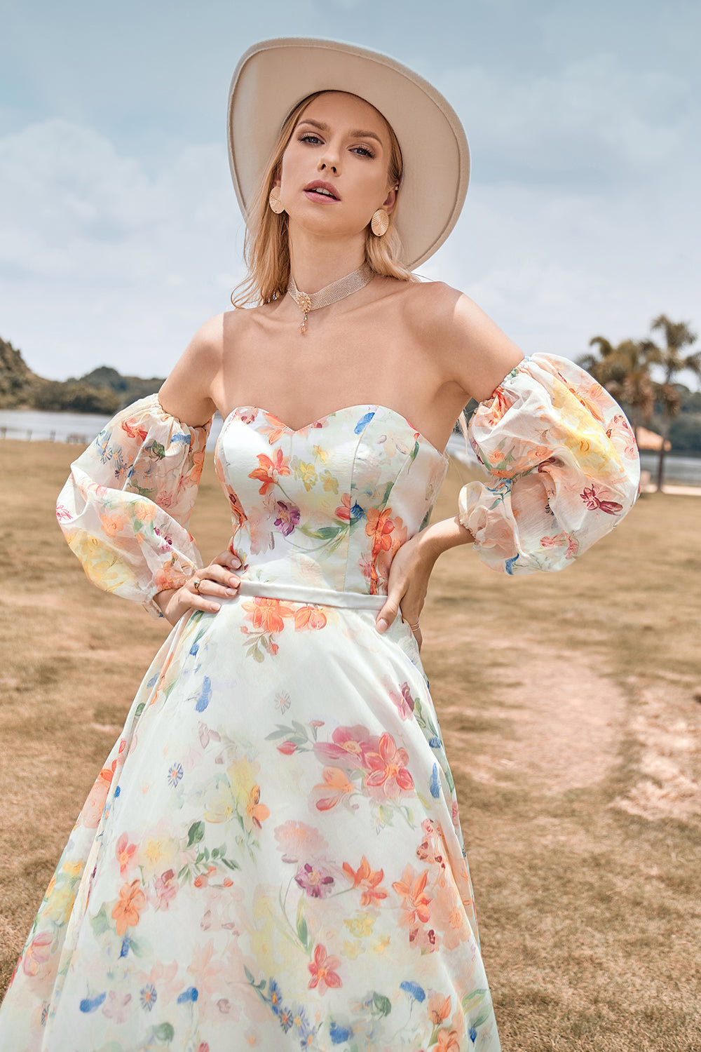 Sjarmerende A Line Sweetheart Elfenben Floral Sweep Train Brude kjole med ermer