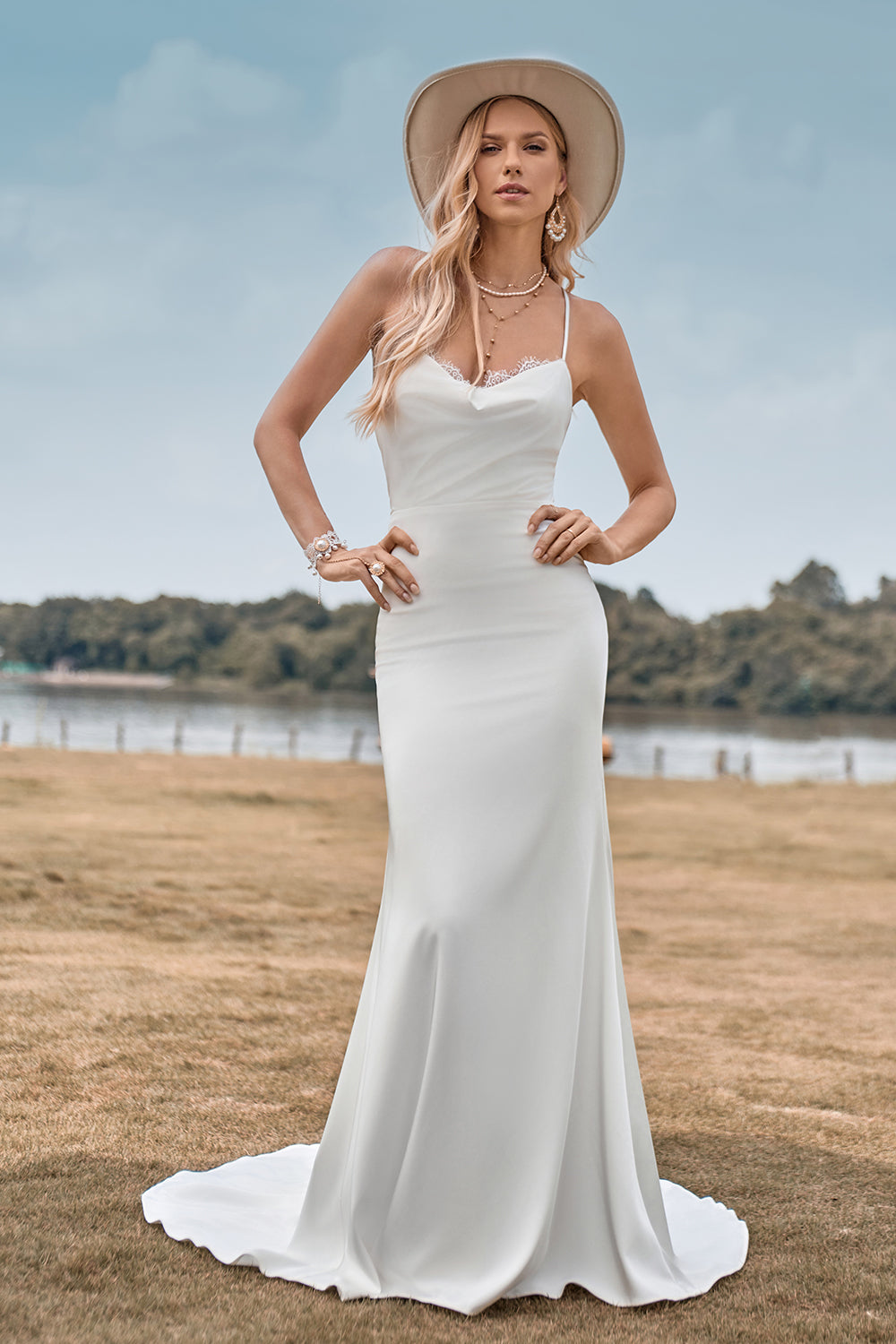 Enkle Spaghetti stropper Hvit brude kjole med Criss Cross Back