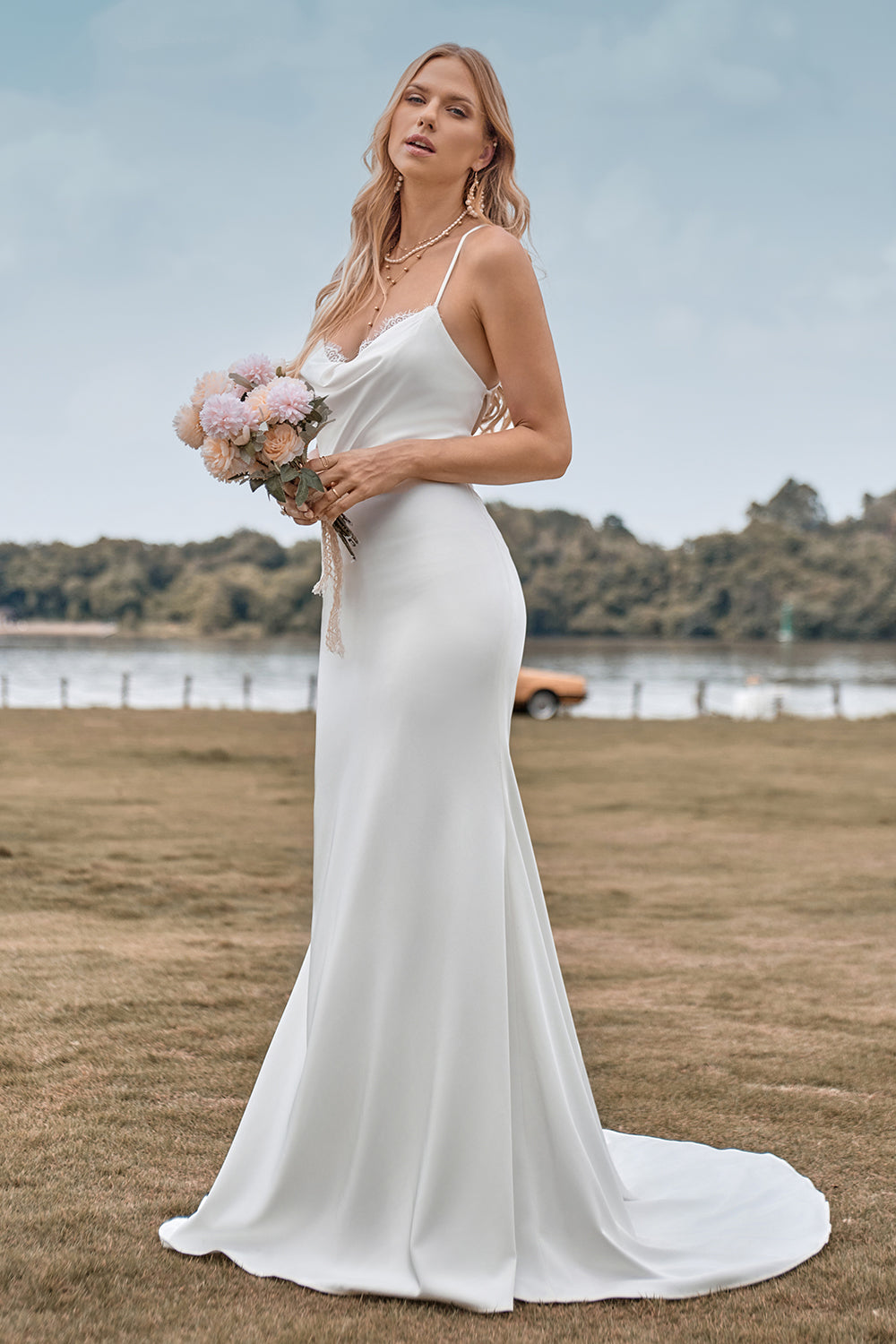 Enkle Spaghetti stropper Hvit brude kjole med Criss Cross Back
