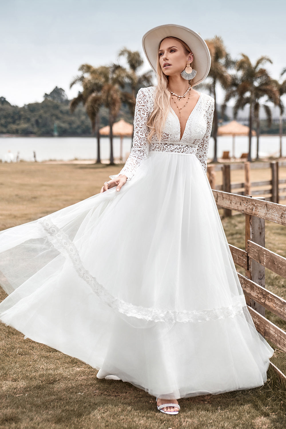 Blonder lange ermer Deep V-neck Boho brudekjole med ryggløs
