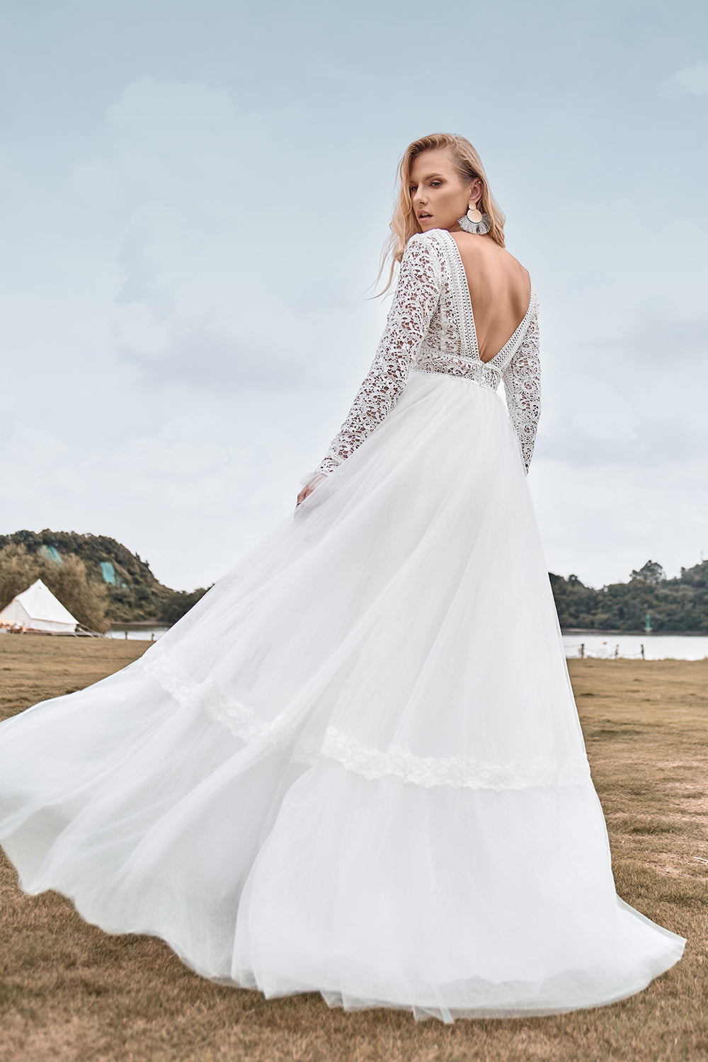 Blonder lange ermer Deep V-neck Boho brudekjole med ryggløs