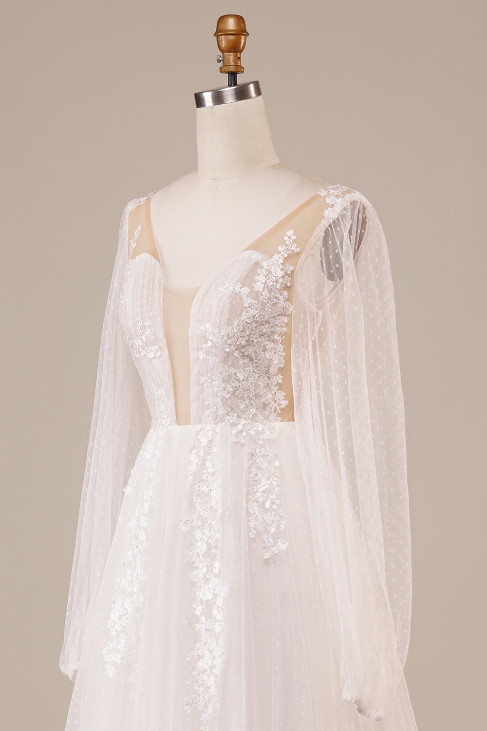 Lange ermer åpner tilbake elfenben brudekjole med applikasjoner