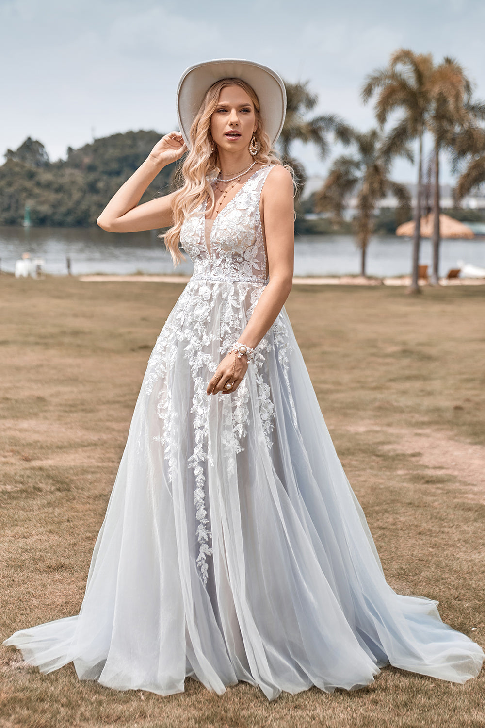 En Line Tulle Ivory brudekjole med Appliques
