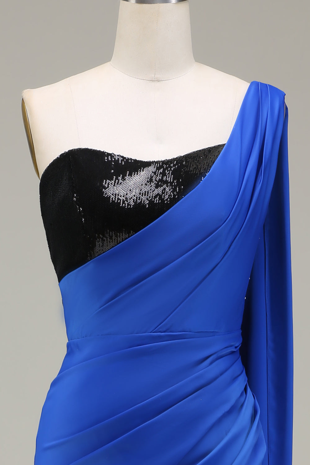 Royal Blue One Shoulder Satin og Sequin Mermaid plissert ballkjole med spalt