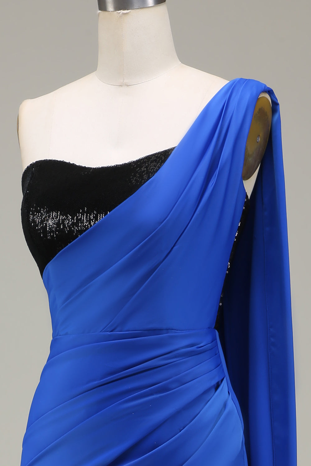 Royal Blue One Shoulder Satin og Sequin Mermaid plissert ballkjole med spalt