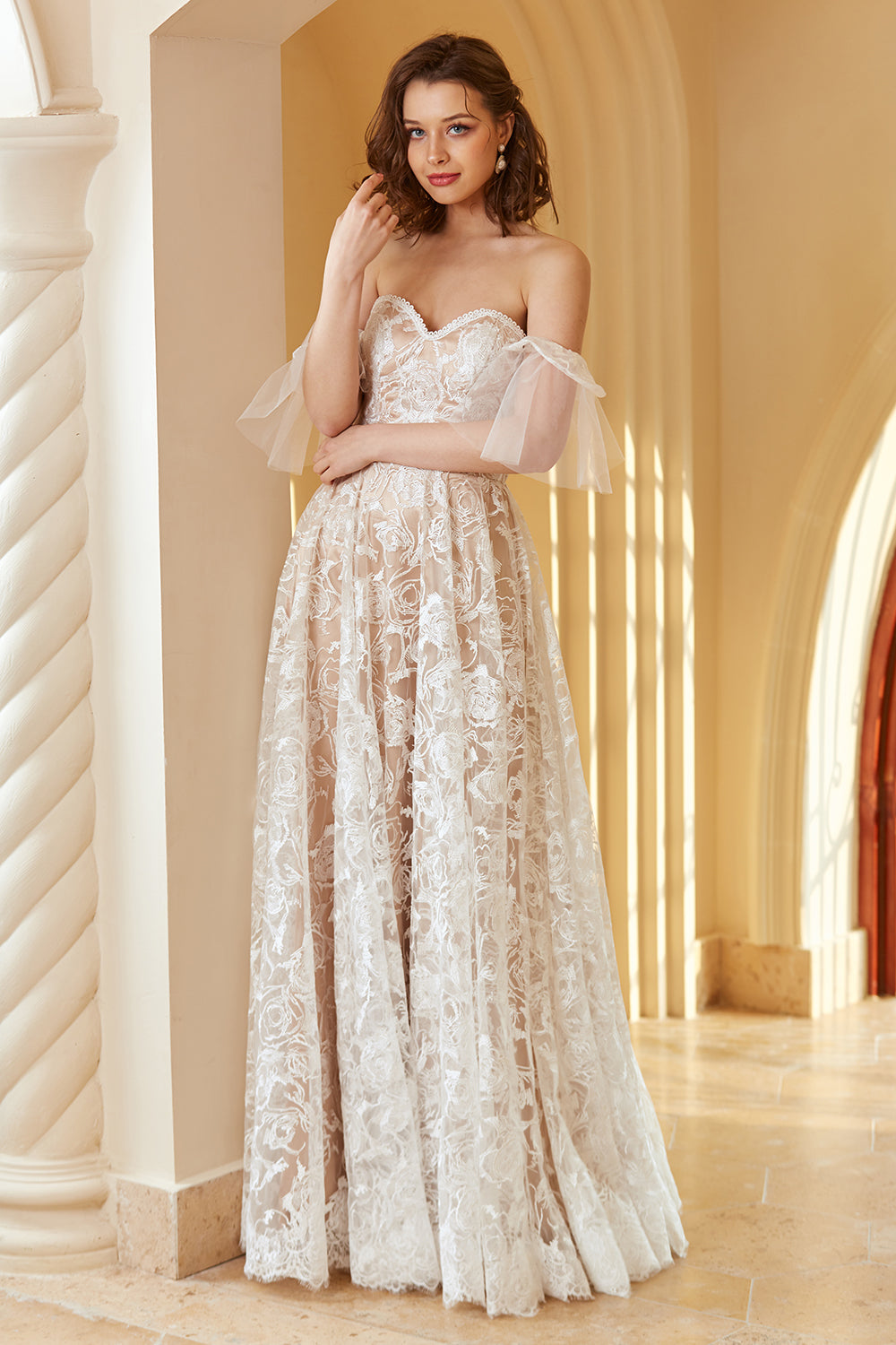 nydelig en linje av skulderen hvit blonder brudekjole