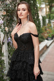 Langt utenfor skulderen Black Tiered Prom Dress