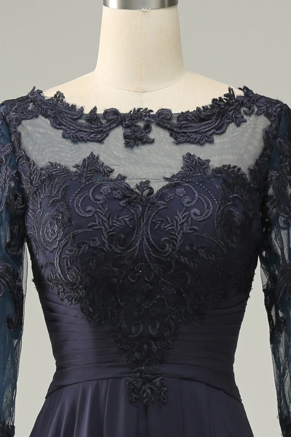 Asymmetrisk Navy Mother of Bride kjole med lange ermer