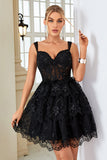 Cute A Line Svart korsett Tiered Short Homecoming kjole med blonder