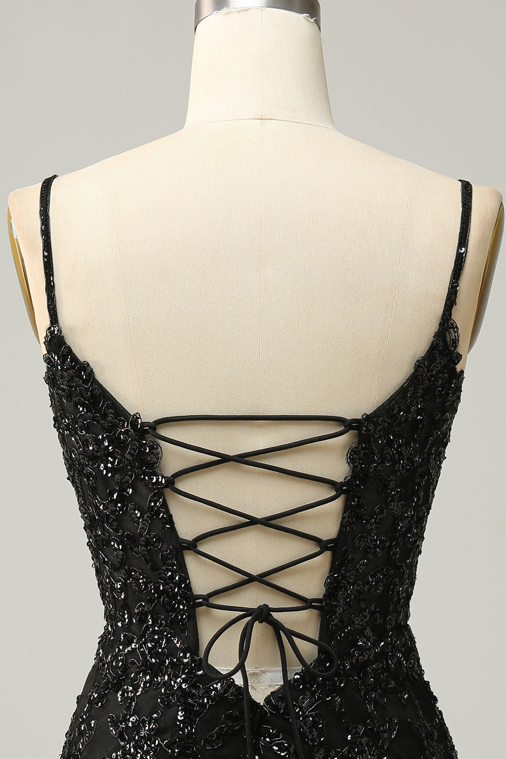 Slire Spaghetti stropper Svart paljetter Kort hjemkomstkjole med Criss Cross Back