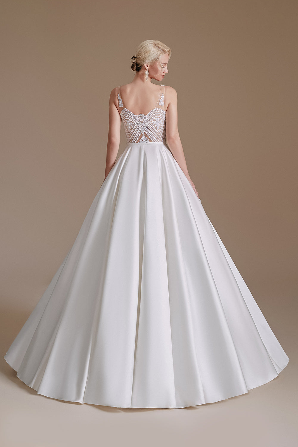 hvit a-line v-hals brudekjole med blonder