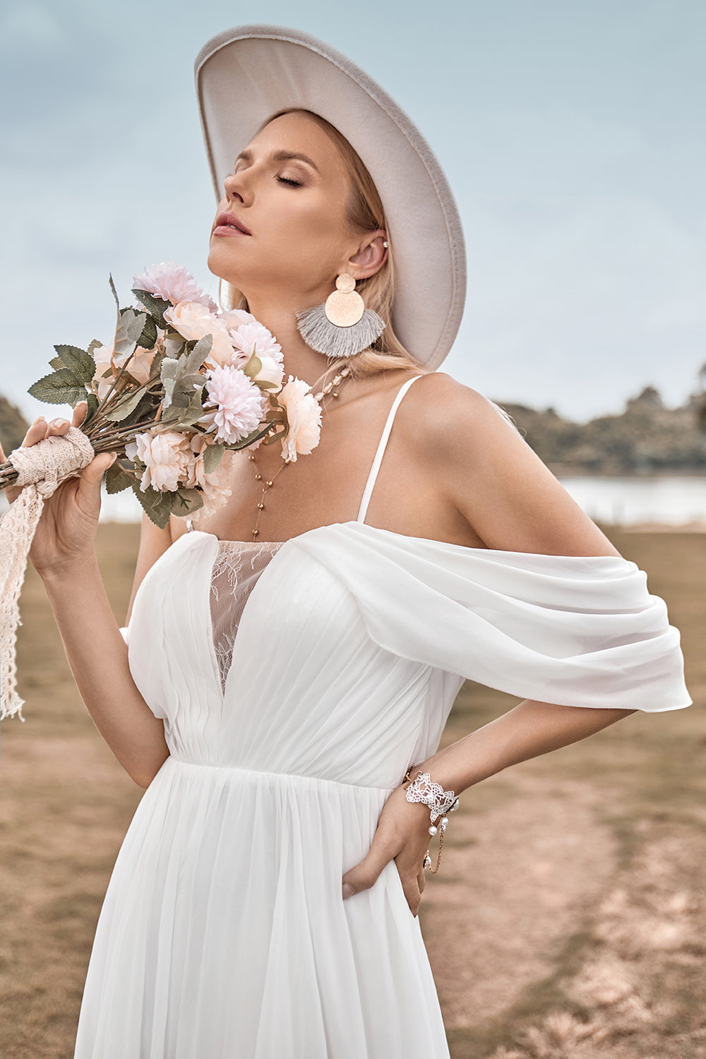 Av skulderen Ivory Boho Chiffon Ruched A Line brudekjole