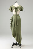 Olive V Neck Satin Skjede Bryllup Guest kjole med Ruffles