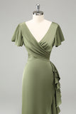 Olive V Neck Satin Skjede Bryllup Guest kjole med Ruffles