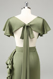 Olive V Neck Satin Skjede Bryllup Guest kjole med Ruffles