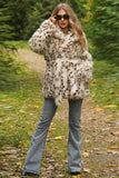 Fluffy hvit leopard fuskepels med belte