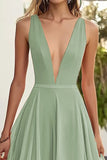 Dusty Sage Ruffled V-hals A Line Bryllupsgjest Kjole