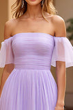 Lilla off the shoulder plissert lagdelt ballkjole i en linje