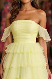 Gul tyll lagdelt en linje off the shoulder ballkjole med splitt