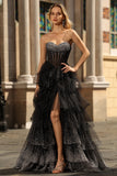 Svart, hvit korsett A-linje Sweetheart med lagdelte prikker, lang ballkjole med volanger