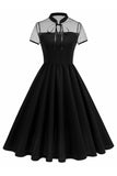 Høy hals med svarte prikker: En linje 1950-talls kjole
