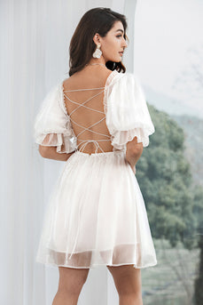 Tyllplissert liten hvit kjole med snørerygg