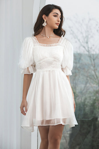 Tyllplissert liten hvit kjole med snørerygg