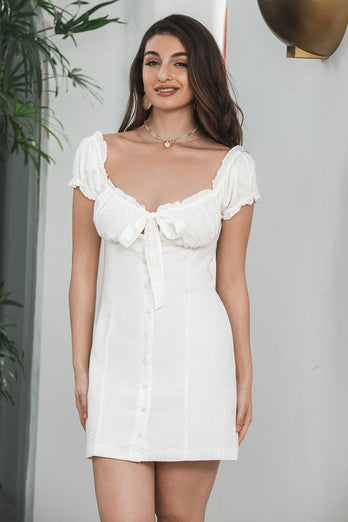 Slire singlebreasted blonder opp liten hvit kjole med puff ermer