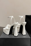 White Chunky High Heel Sandals med sløyfe