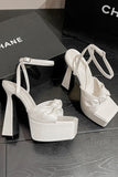 White Chunky High Heel Sandals med sløyfe