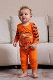 Oransje Halloween familiematchende pyjamassett