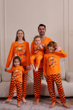 Oransje stripete Halloween familiepyjamas