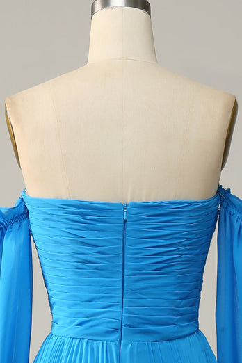 En linje av skulderblå lang ballkjole med perler