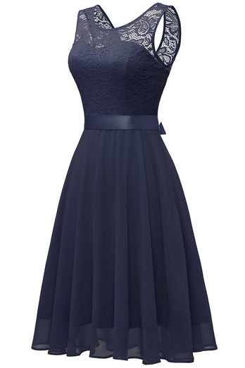 marineblå rund hals blonder kjole med åpen rygg