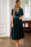 Svart A Line V-Neck Velvet Holiday Party kjole med korte ermer