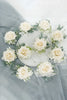 Load image into Gallery viewer, Ivory Wrist Corsage og Men Boutonniere satt for Prom Party