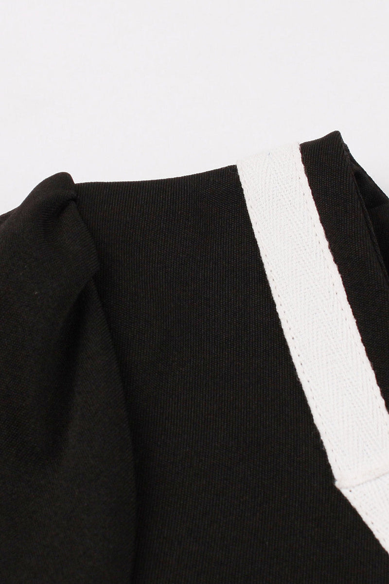 Load image into Gallery viewer, V hals korte ermer svart kjole fra 1950-tallet med belte