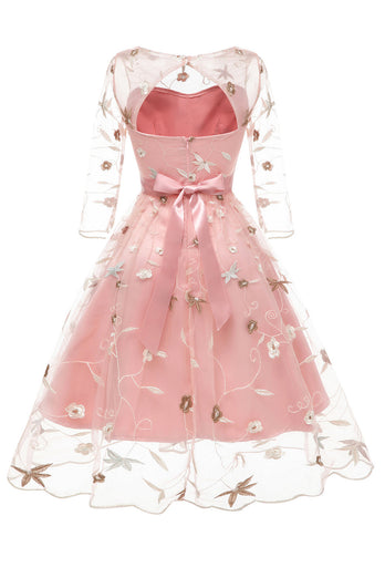 En linje firkantet hals rosa kjole fra 1950-tallet med halve ermer