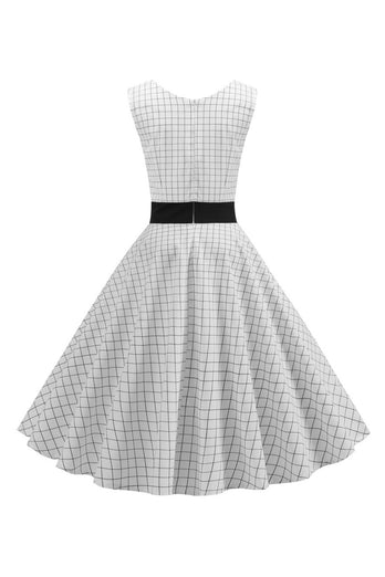 Hvit ermeløs rutete kjole fra 1950-tallet med knapp