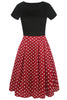 Load image into Gallery viewer, Båthalstrykt svart kjole fra 1950-tallet med korte ermer