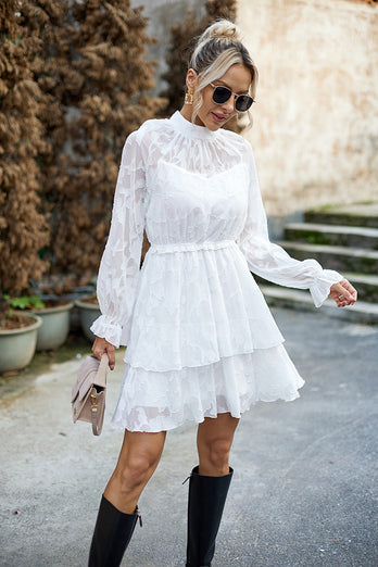 Hvite langermer A-linje kort casual kjole med applikasjoner